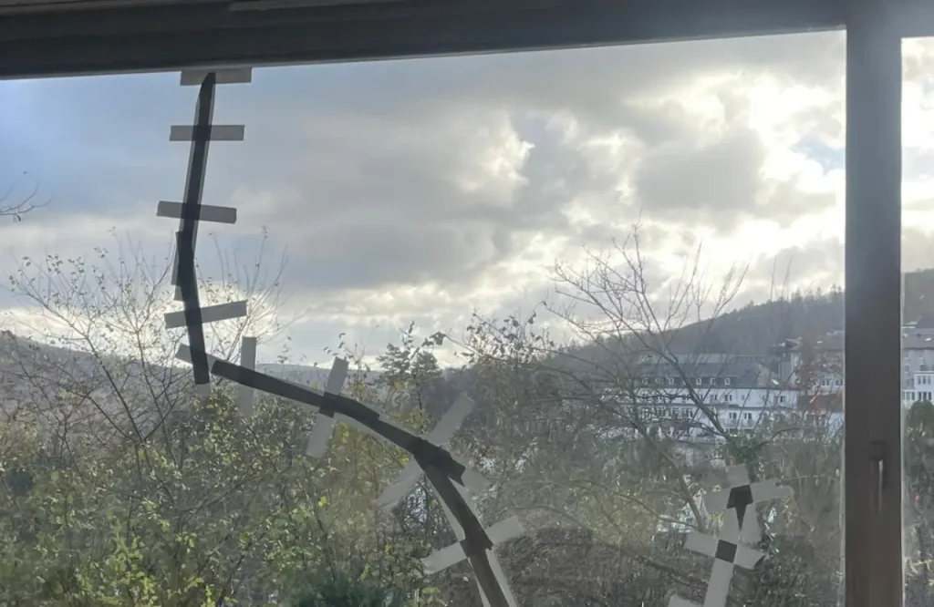 Defektes Fenster im Einfamilienhaus wird repariert