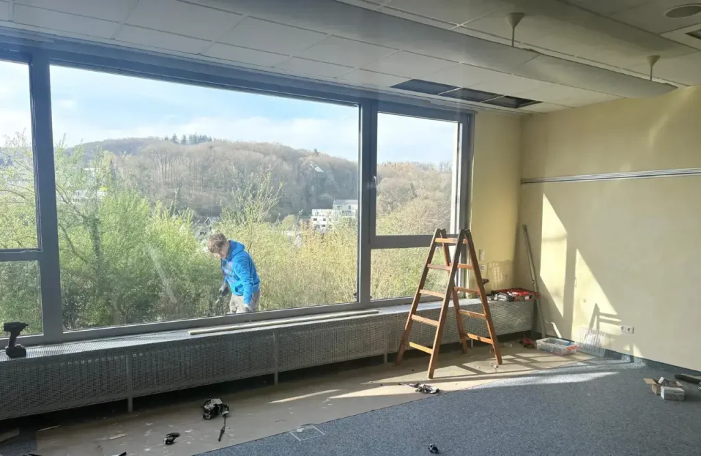 Fenster Reparatur in Bürogebäude in Köln durch Servicetechniker