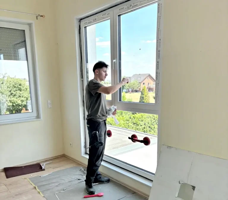 Mitarbeiter von Fenster Services Fenster montieren